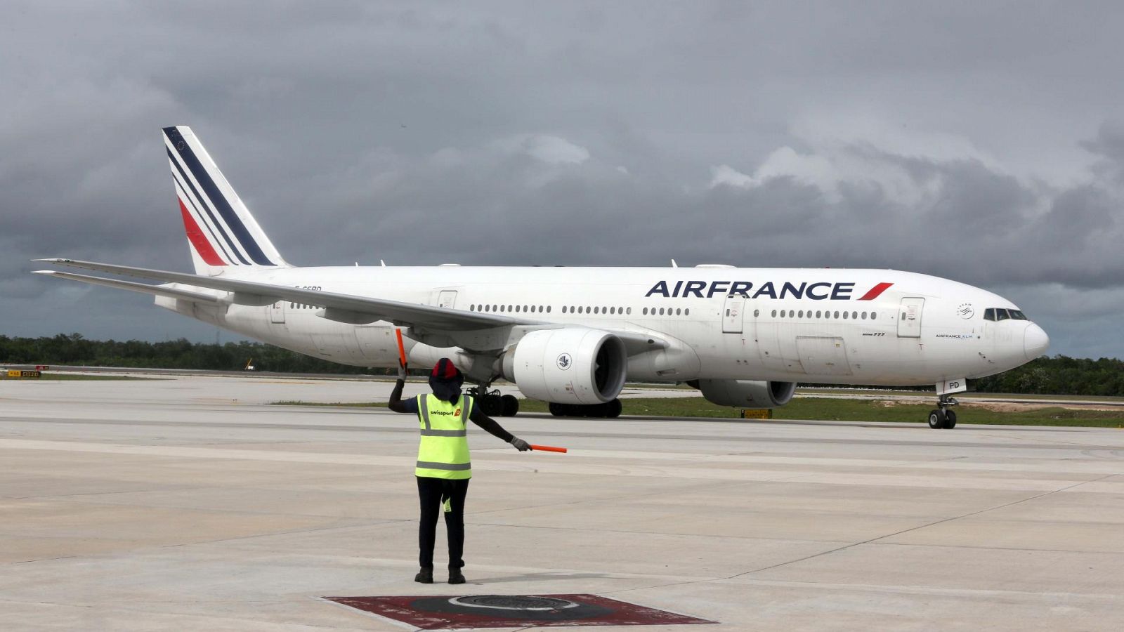 Francia prohíbe los vuelos regionales con alternativa en tren desde este miércoles de dos horas y media