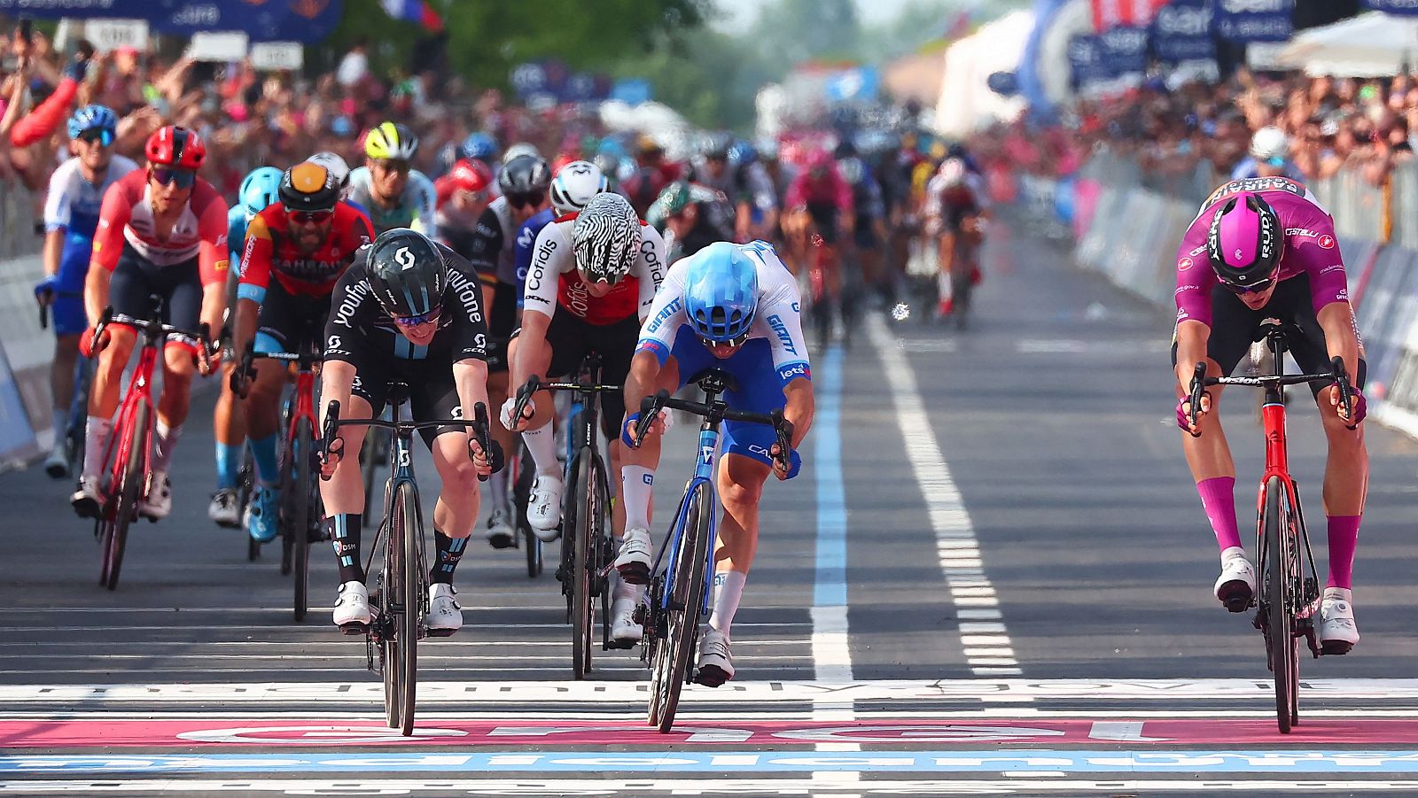 El italiano Alberto Dainese gana al sprint la 17ª etapa del Giro de Italia