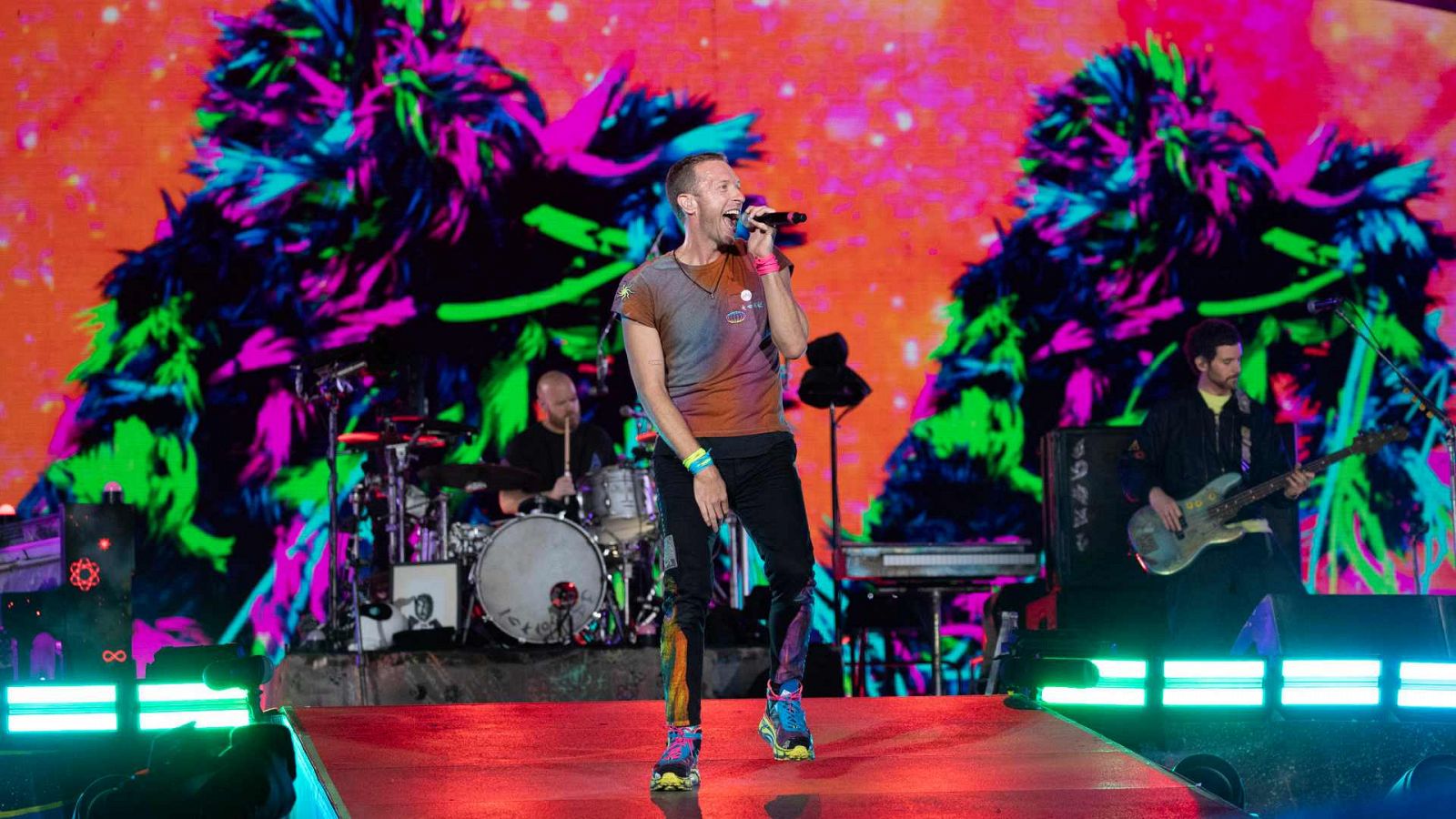 El cantante de la banda británica Coldplay, Chris Martin, durante el concierto que han ofrecido en el Estadio Olímpico de Barcelona.
