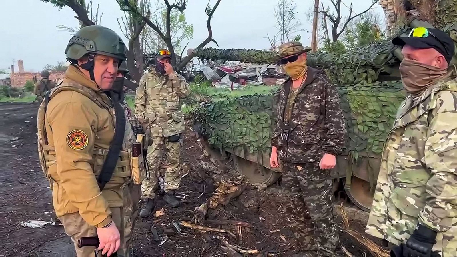 Yevgueni Prigozhin, dueño de la empresa paramilitar Grupo Wagner, habla con sus soldados en Bajmut, en esta imagen tomada de un vídeo difundido en redes sociales. Foto: Telegram / @concordgroup_official / AFP).