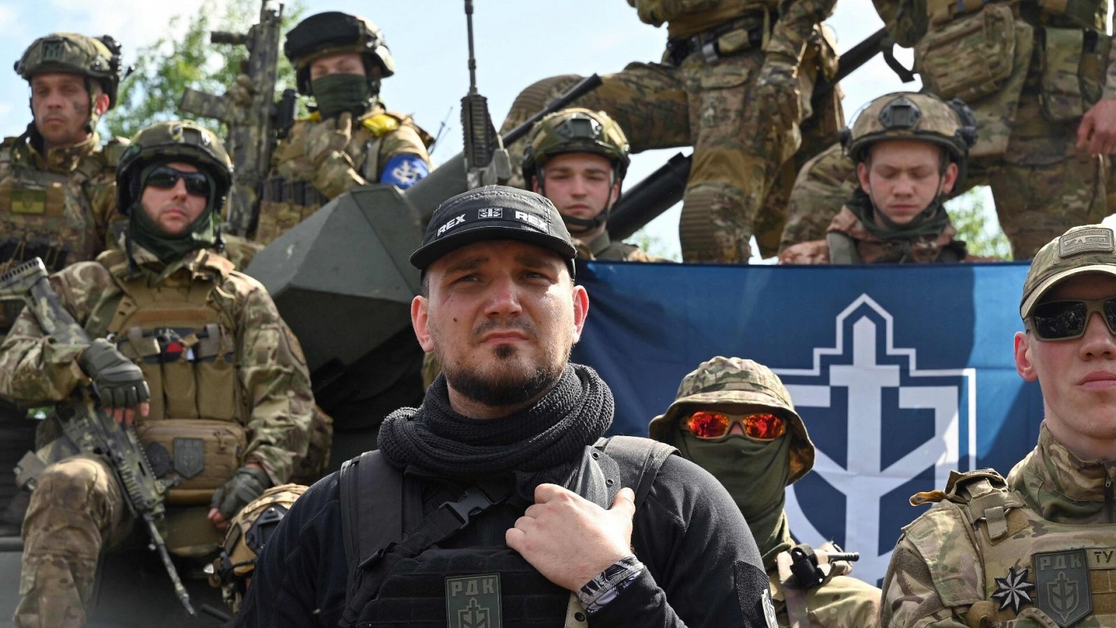 El fundador del Cuerpo de Voluntarios Rusos rodeado por combatientes camuflados