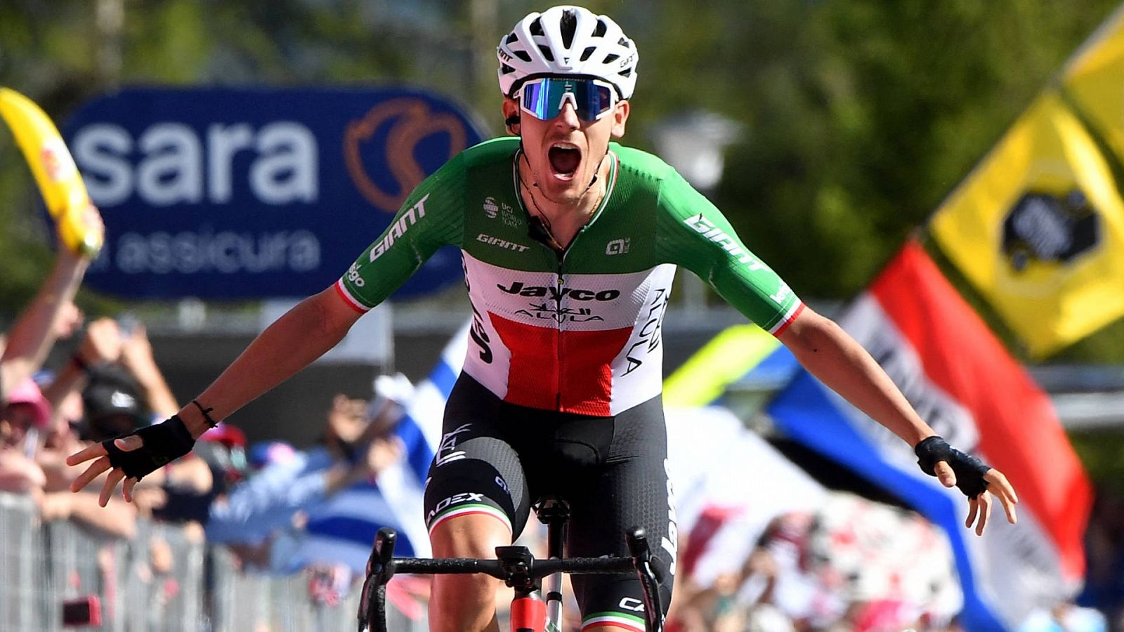 Filippo Zana celebra su victoria de etapa en el Giro de Italia
