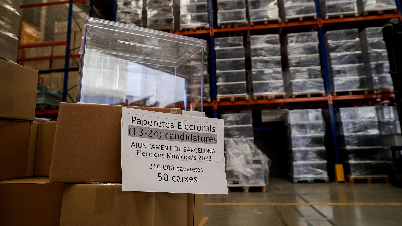 Urnes i material del dispositiu electoral que es guarda en un magatzem de l'Ajuntament de Barcelona | EFE/Quique García