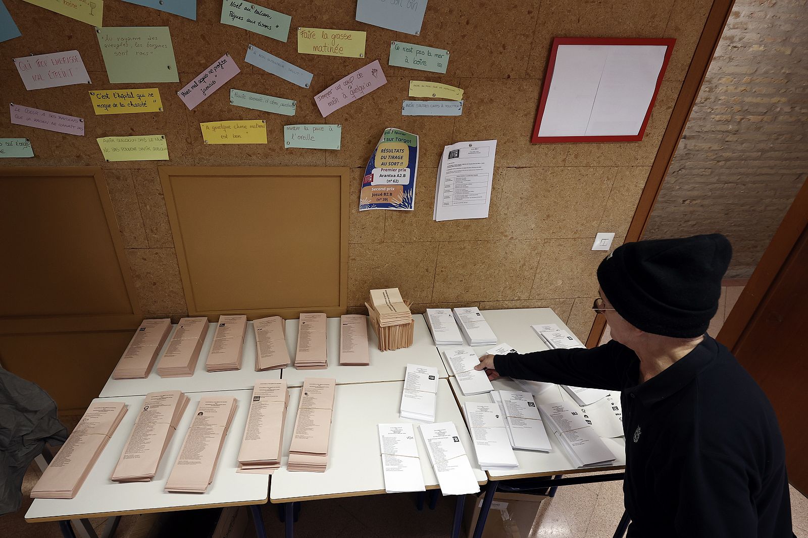 : Resultados Elecciones Municipales y Autonómicas 2023: un hombre mete la papeleta en la urna