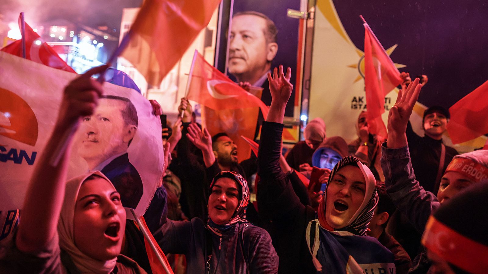 Partidarios de Erdogan celebran su victoria electoral en Estambul. 
