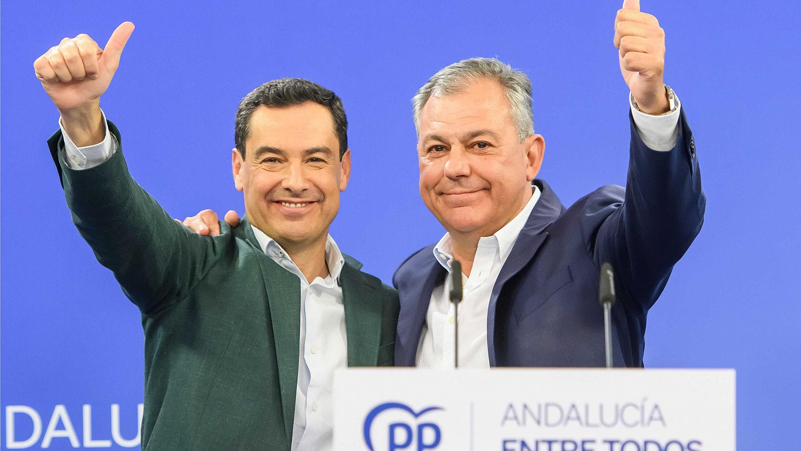 El presidente del PP andaluz, Juanma Moreno (i), junto al candidato a la alcaldía de Sevilla, José Luis Sanz, celebran la victoria.