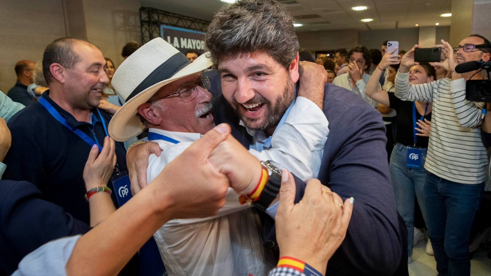 El candidato del PP, Fernándo López Miras, celebra su victoria en Murcia.