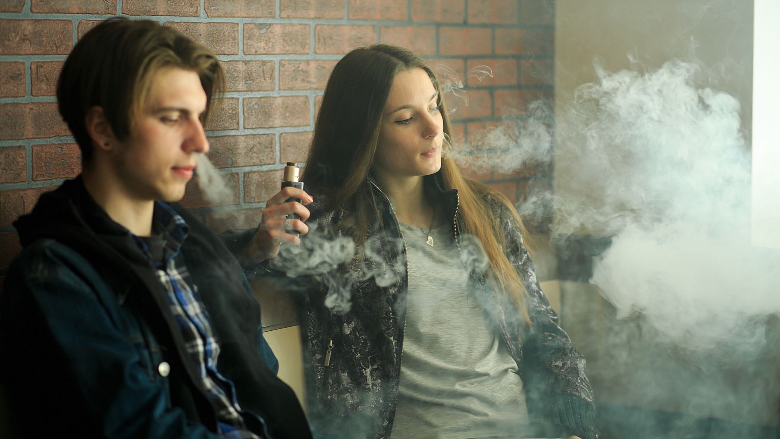 Día Mundial Sin Tabaco: jóvenes fumando con un vaper