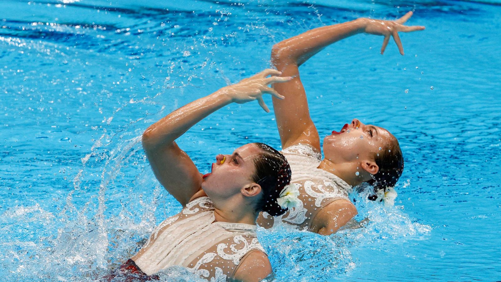 El dúo español de natación artística formado por Alisa Ozhogina e Iris Tió