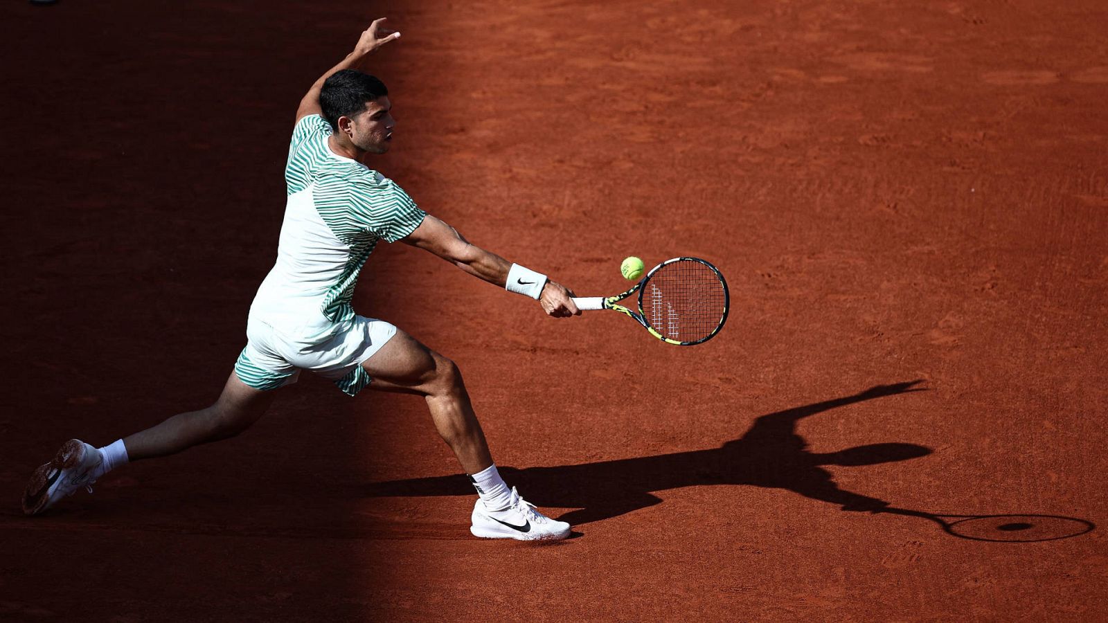 Carlos Alcaraz devuelve una pelota en Roland Garros