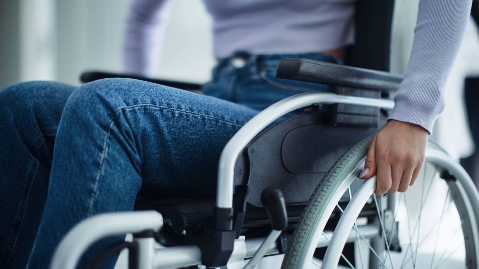 Una paciente en silla de ruedas, en una imagen de archivo