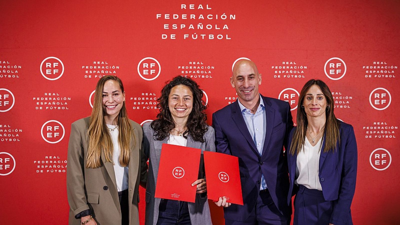 Luis Rubiales y las capitanas de la Selección Femenina de fútbol español en la presentación del plan de desplazamiento familiar.