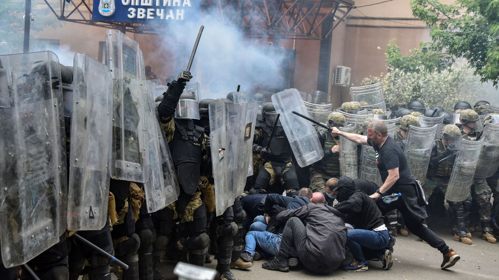 Choque entre la fuerza de paz de la OTAN y manifestantes serbokosovares en la ciudad de Zvecan, en Kosovo