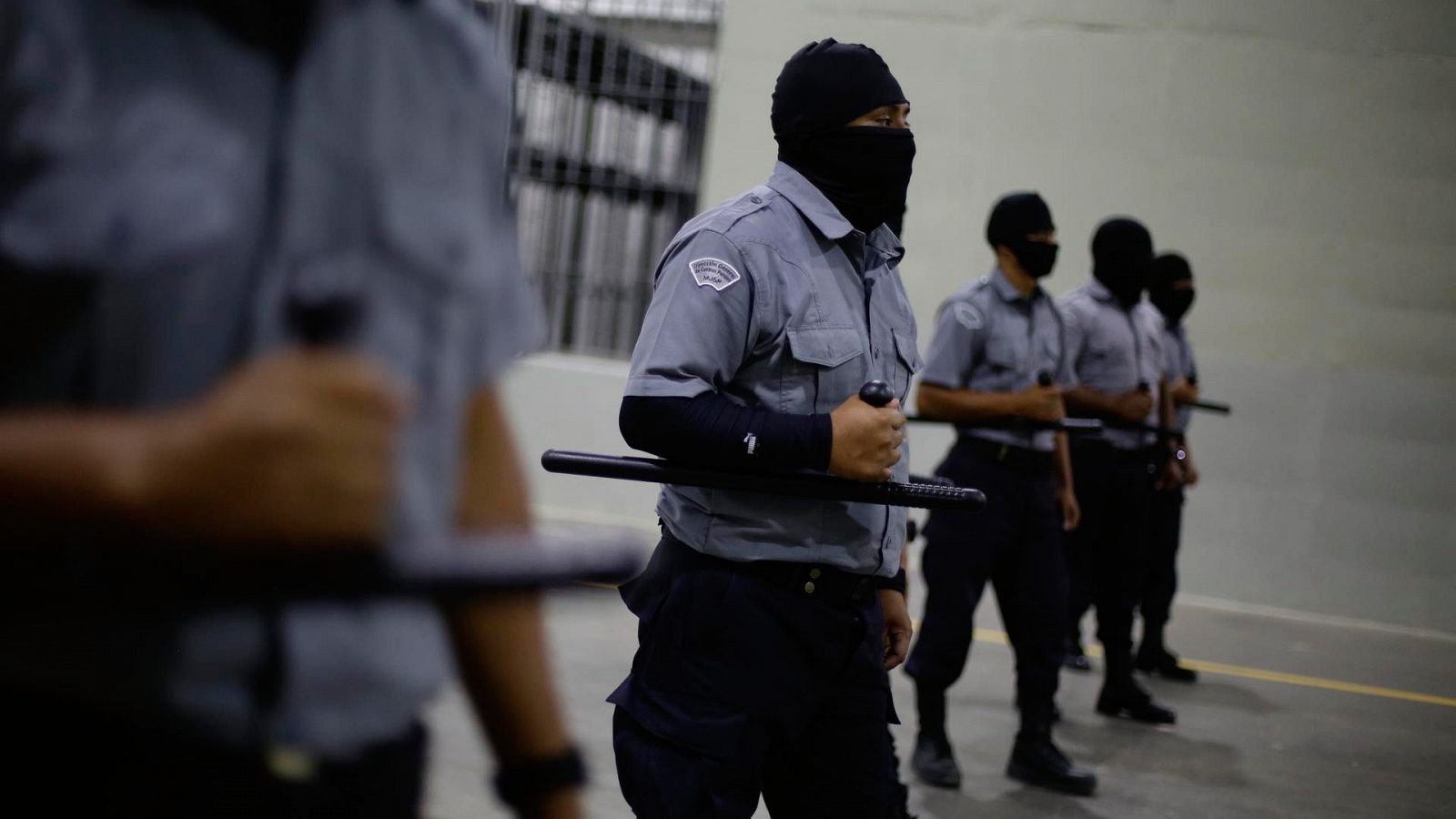 Guardias en el interior del Centro de Confinamiento del Terrorismo (CECOT), la nueva cárcel del gobierno de El Salvador en Tecoluca.