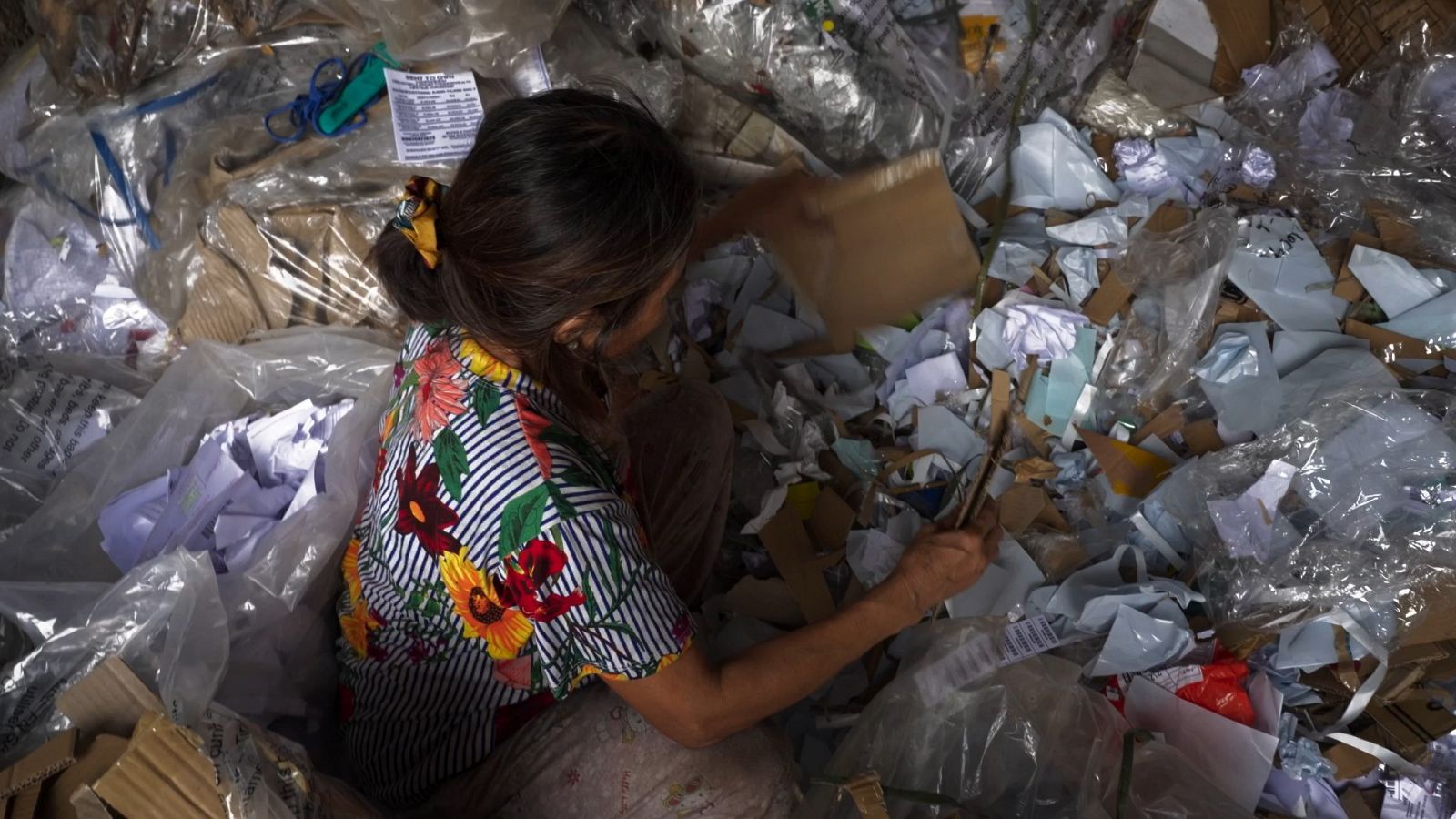 Una mujer selecciona basura en Payatas, "el vertedero de Manila"