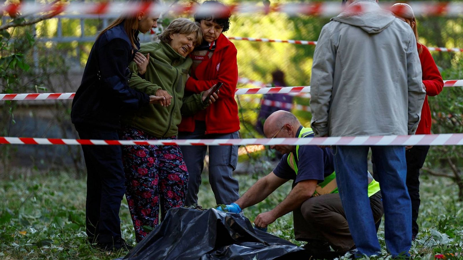 Una mujer llora tras perder a su hija y a su nieta durante el ataque con misiles sobre Kiev (REUTERS/Valentyn Ogirenko)