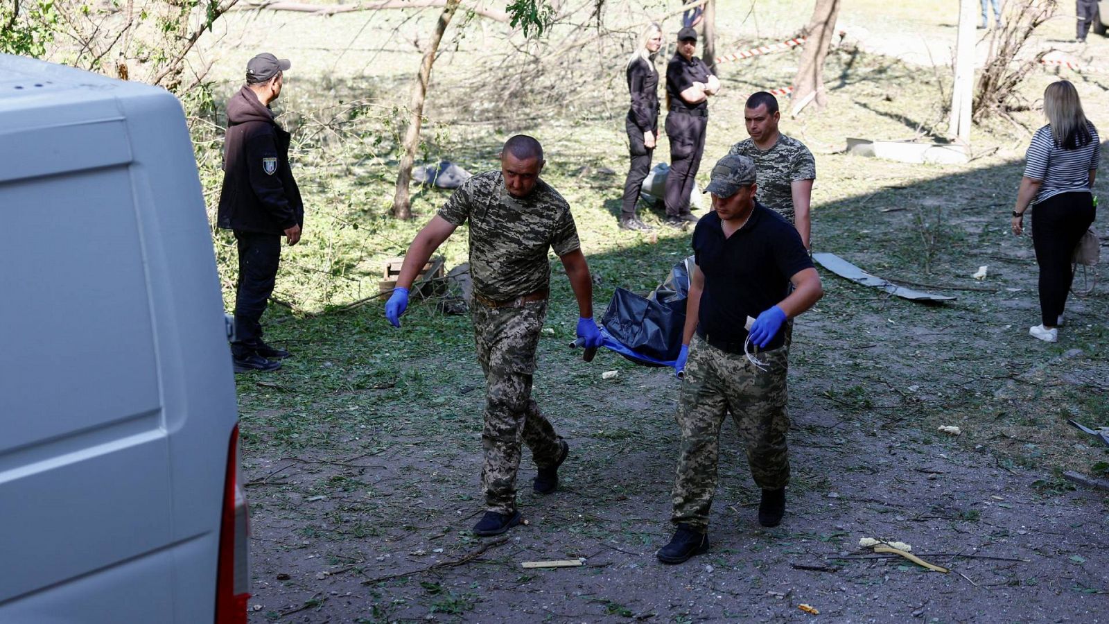 Forenses traslada el cuerpo de la niña muerta en un bombardeo ruso sobre Kiev, este jueves. REUTERS/Valentyn Ogirenko