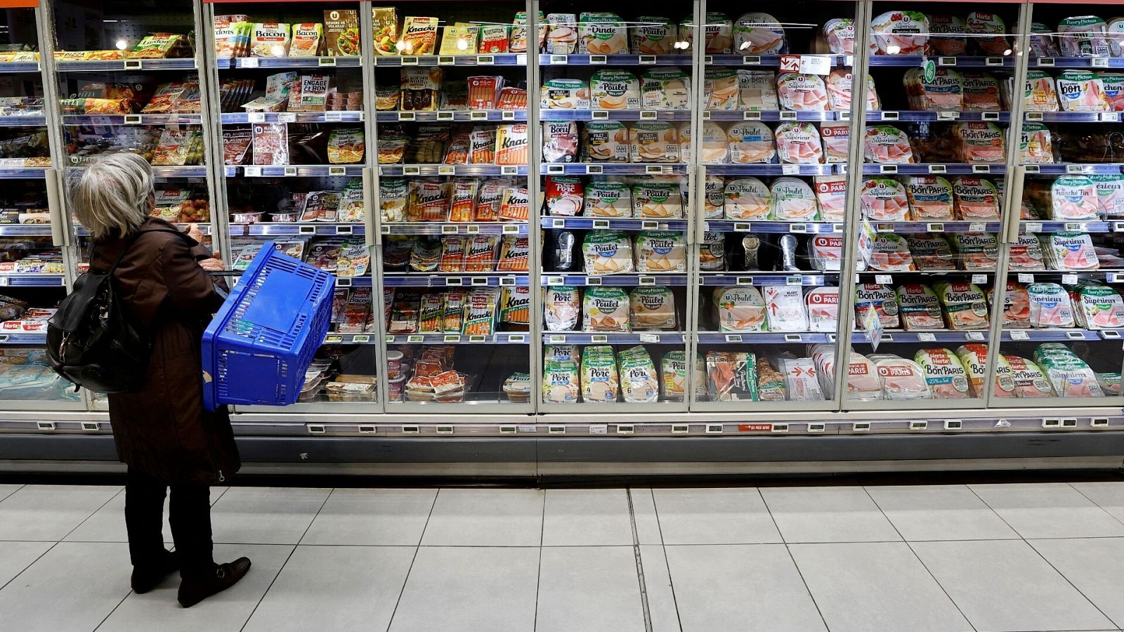 Una mujer compra en un supermercado de Niza
