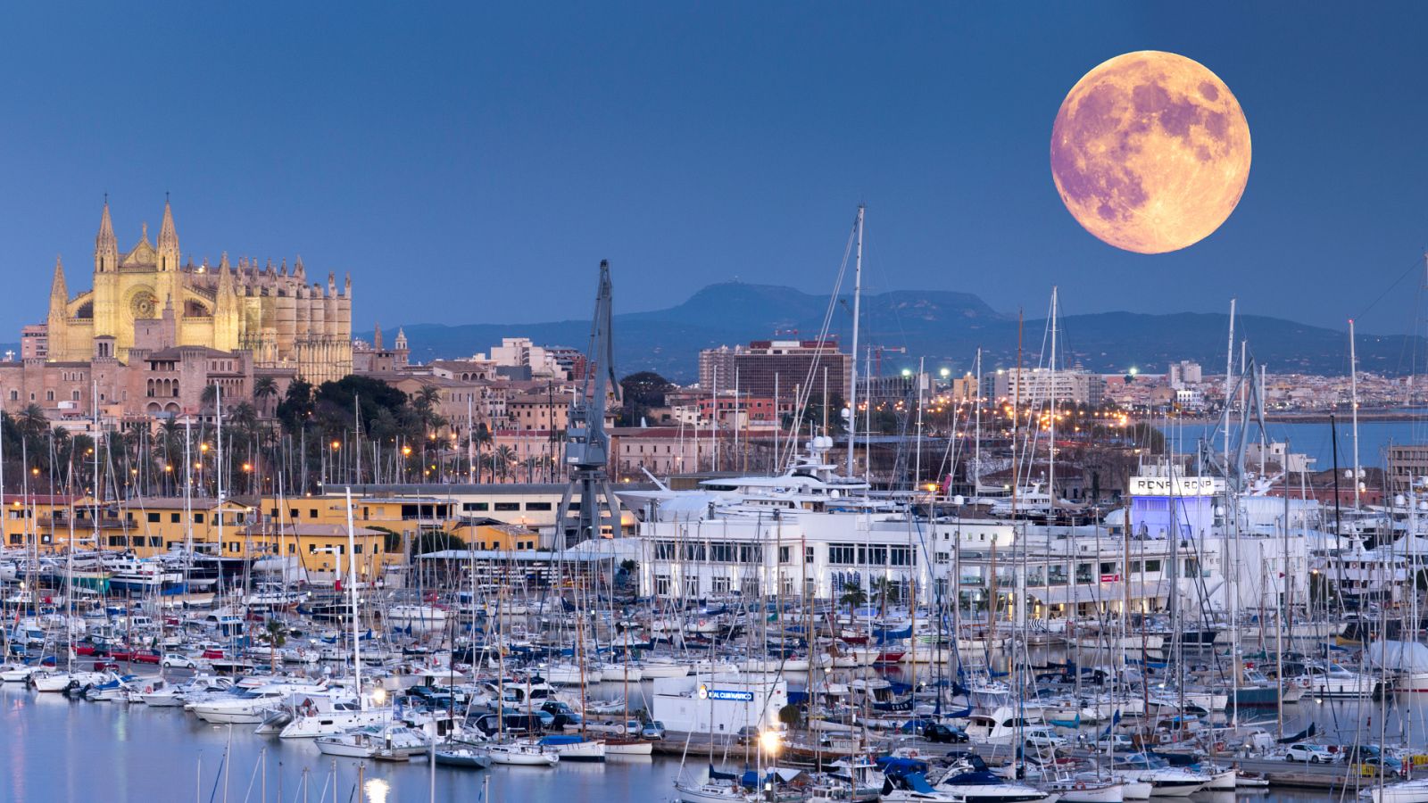 Luna llena sobre Palma de Mallorca.