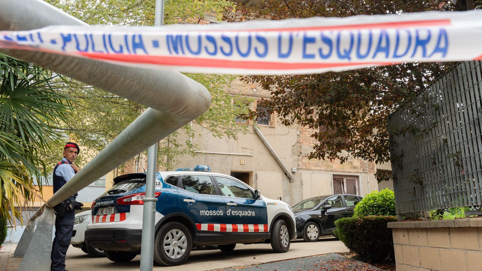 Un agente y un coche de los Mossos d'Esquadra tras la línea policial, en una imagen de archivo