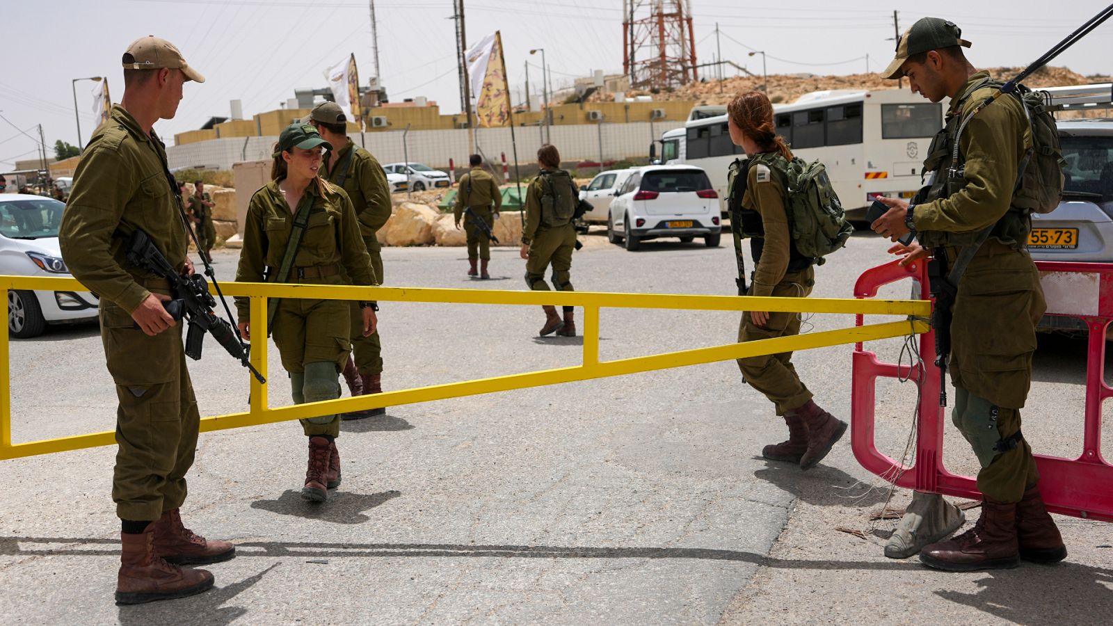 Varios soldados israelíes en la frontera con Egipto.