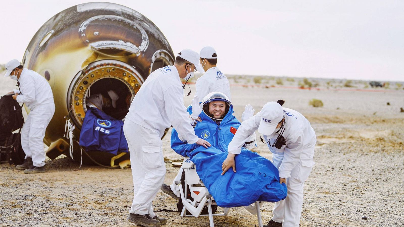 Uno de los astronautas chinos tras salir de cápsula de retorno de la nave espacial Shenzhou-15.