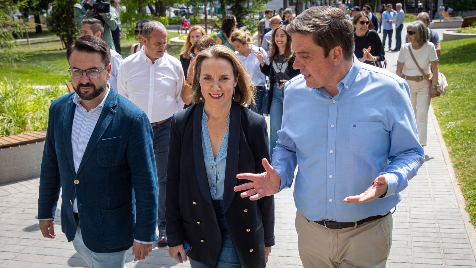 La secretaria general del PP, Cuca Gamarra (c), acompañada por el presidente el Partido Popular de La Rioja, Alberto Galiana (d) y por el diputado Javier Merino (i)