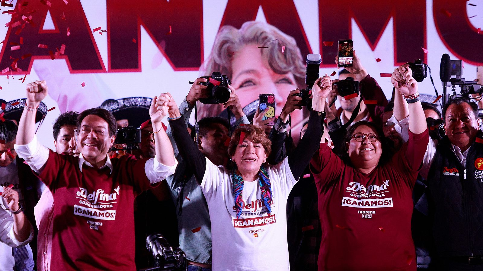 La candidata a la gubernatura del Estado de México por la coalición de los partidos MORENA, PVEM y PT, Delfina Gómez, festeja su triunfo durante la jornada electoral