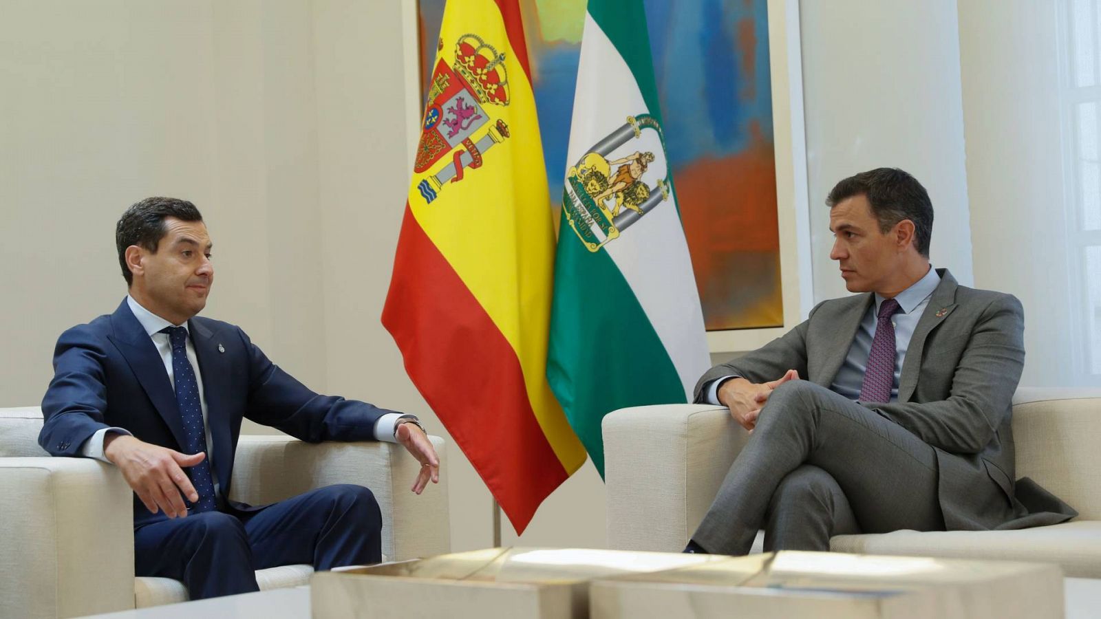 El presidente del Gobierno, Pedro Sánchez, con el presidente de Andalucía, Juan Manuel Moreno en la Moncloa