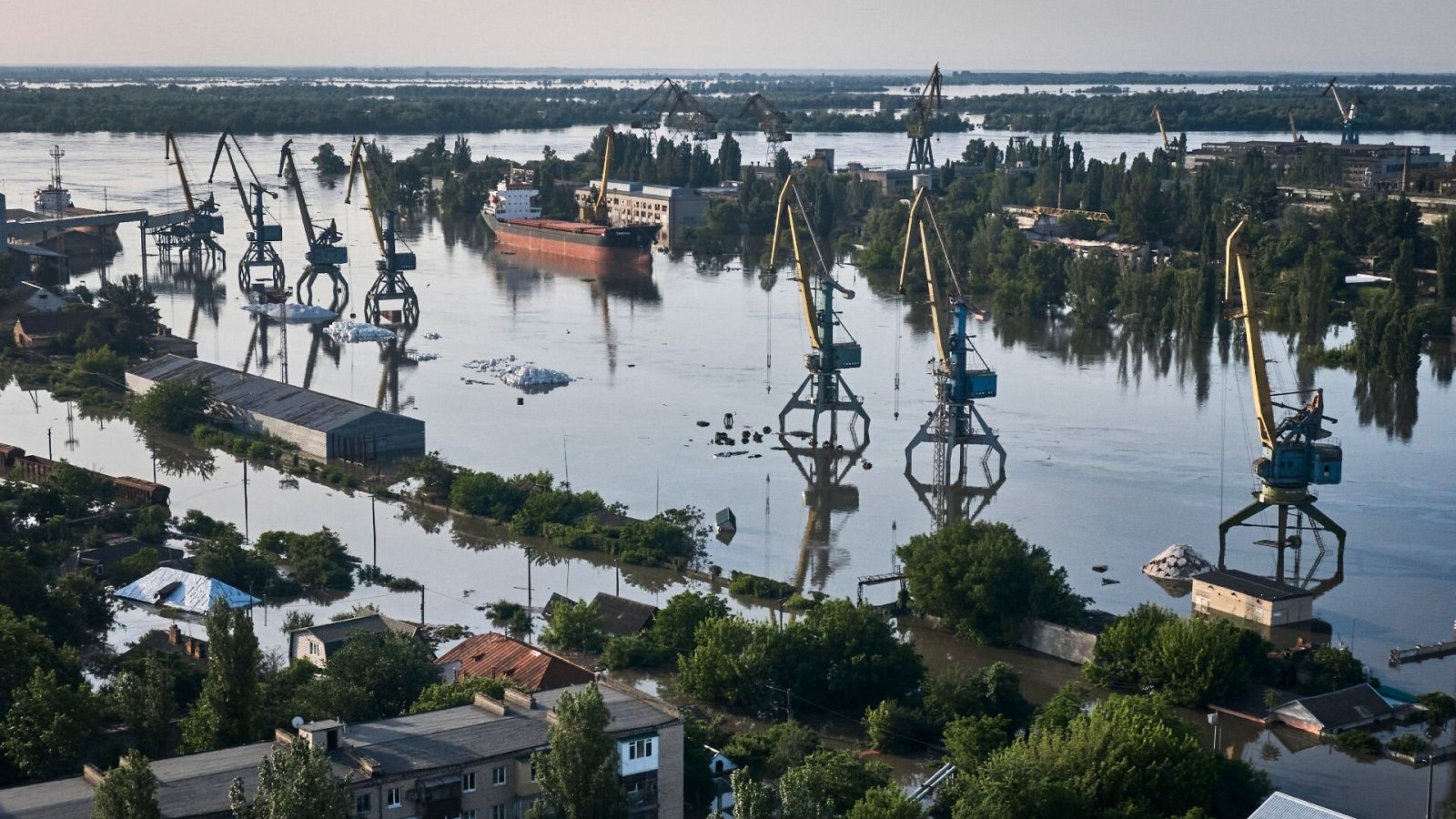 Calles inundadas en Jersón tras la destrucción de la presa de Nova Kajovka