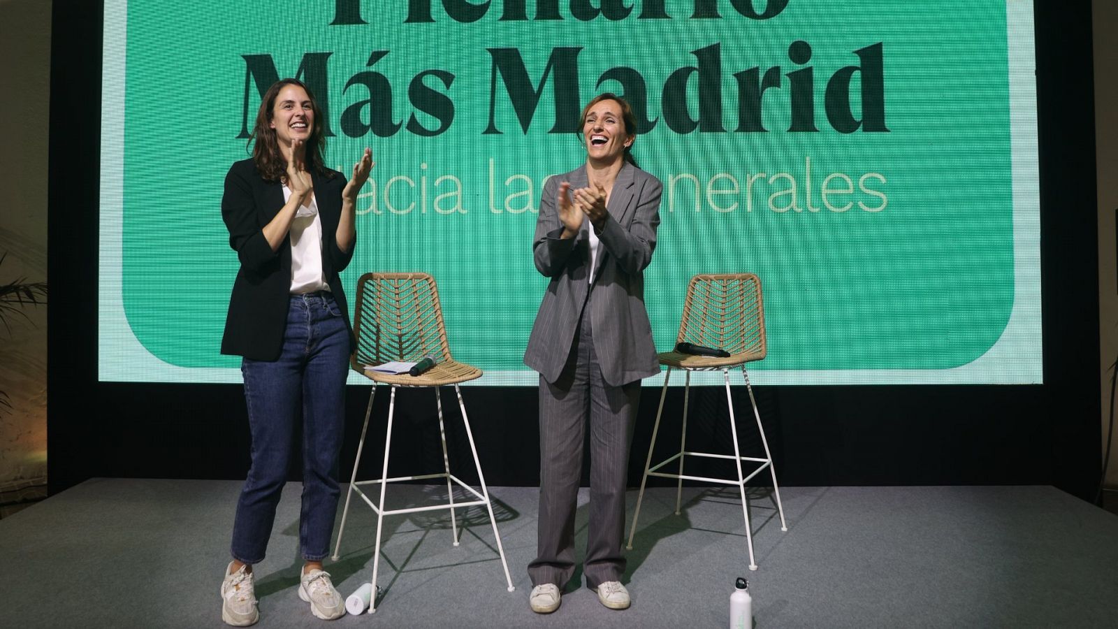Mónica García (d) y Rita Maestre (i) en el plenario de Más Madrid