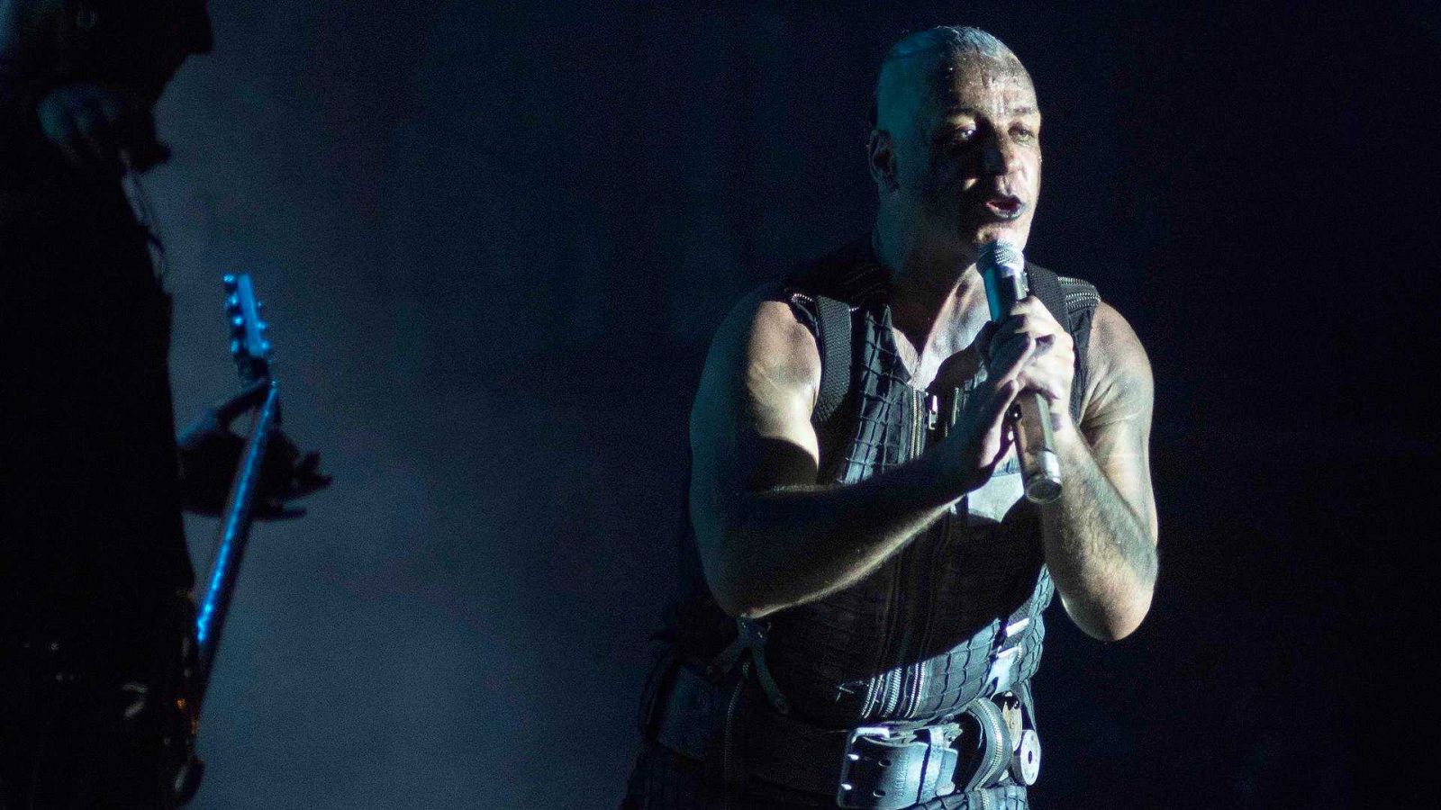 El cantante Till Lindemann, líder de la banda de Rammstein, durante su actuación en el Resurrection Fest en Viveiro, Lugo.
