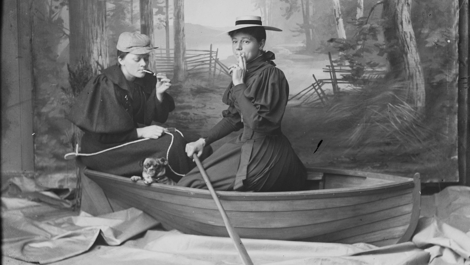Marie (izq) e Ingeborg, una de las hermanas de Bolette, 1894-1903