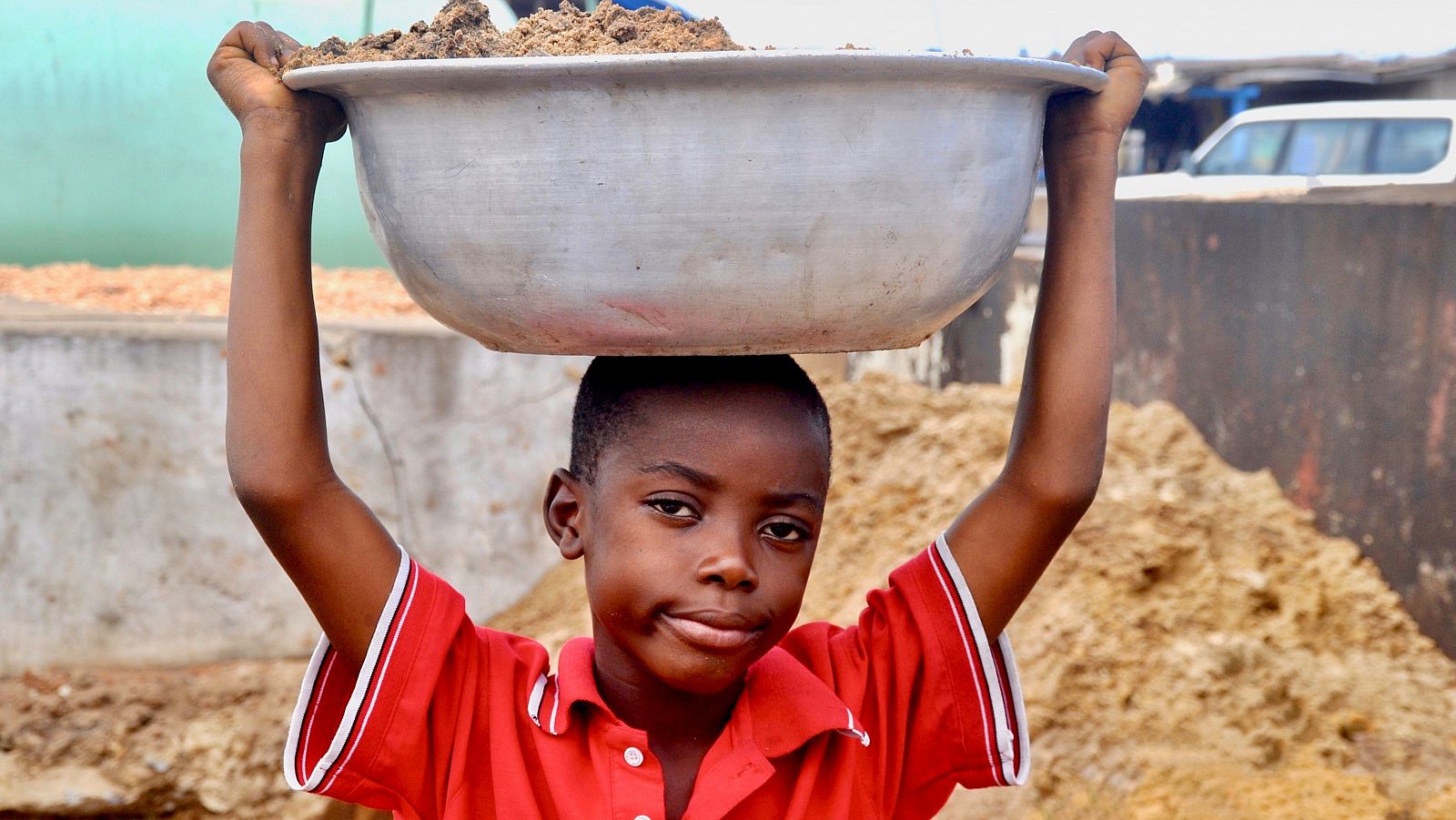 Un niño trabajando en una mina en Ghana