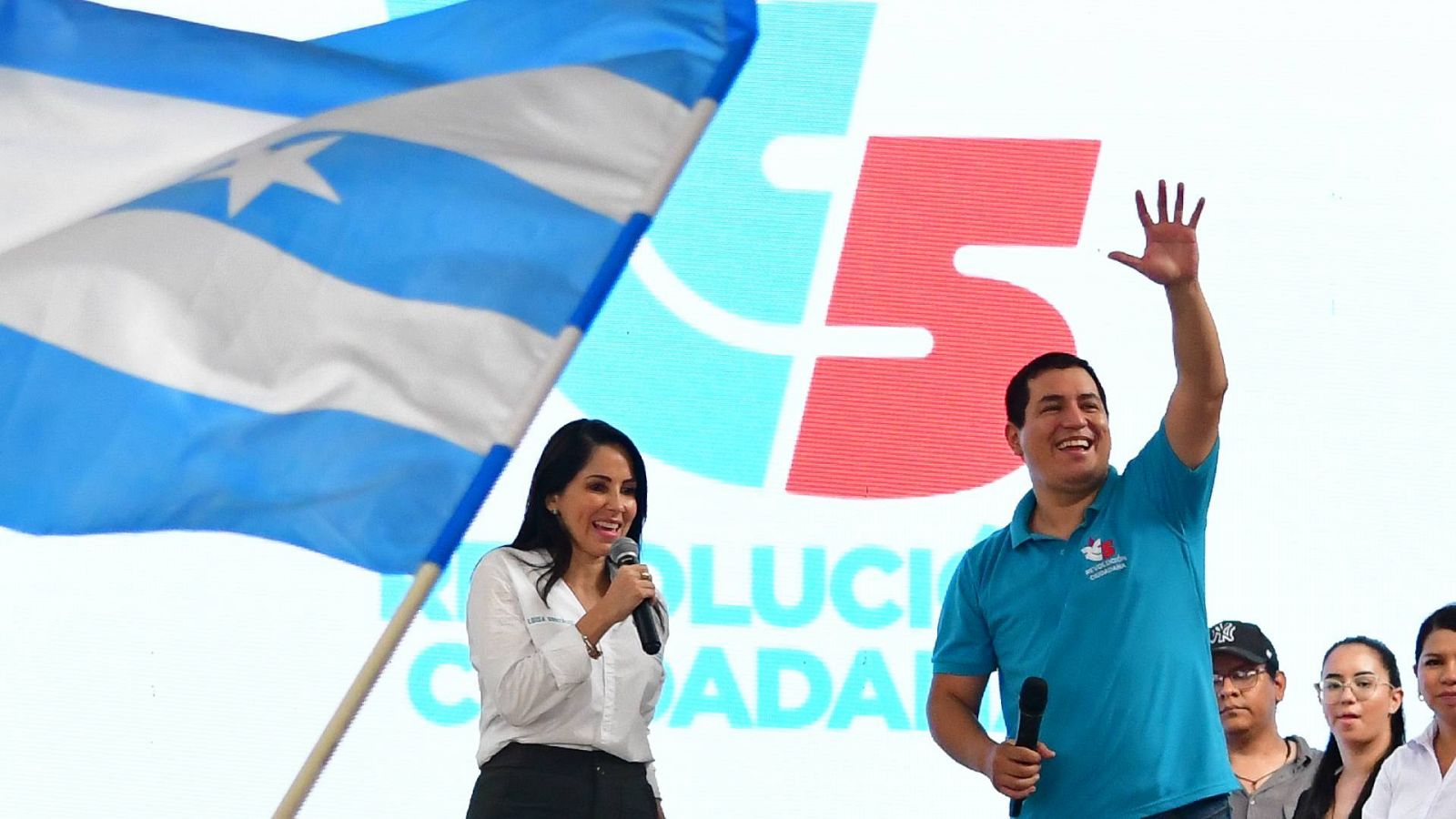 Luisa González (i), candidata del movimiento Revolución Ciudadana a la presidencia de Ecuador.