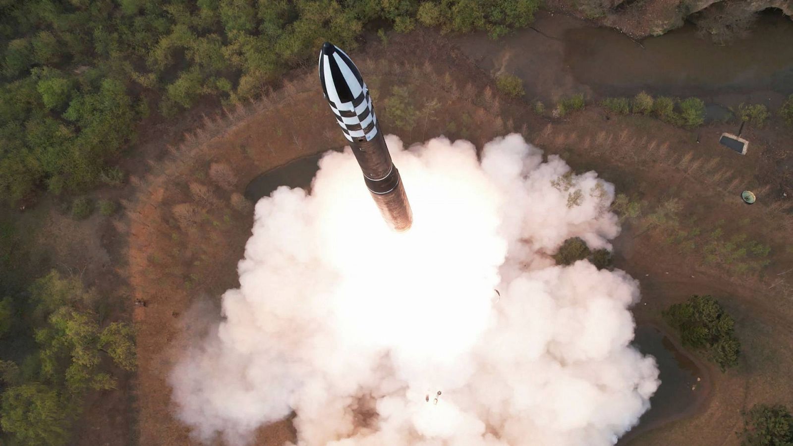 Imagen del lanzamiento de un misil balístico intercontinental norcoreano, el Hwasongpho-18, el 13 de abril de 2023. Foto: Agencia Central de Noticias de Corea (KCNA), vía KNS/Afp. 
