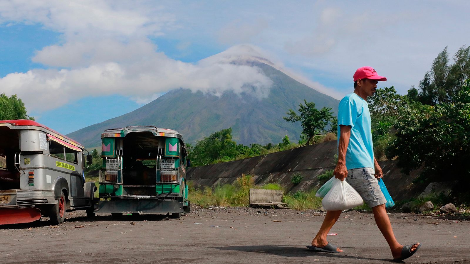 Un vecino caminando mientras el volcán Mayon arroja cenizas y lava en la ciudad de Legaspi, provincia de Albay