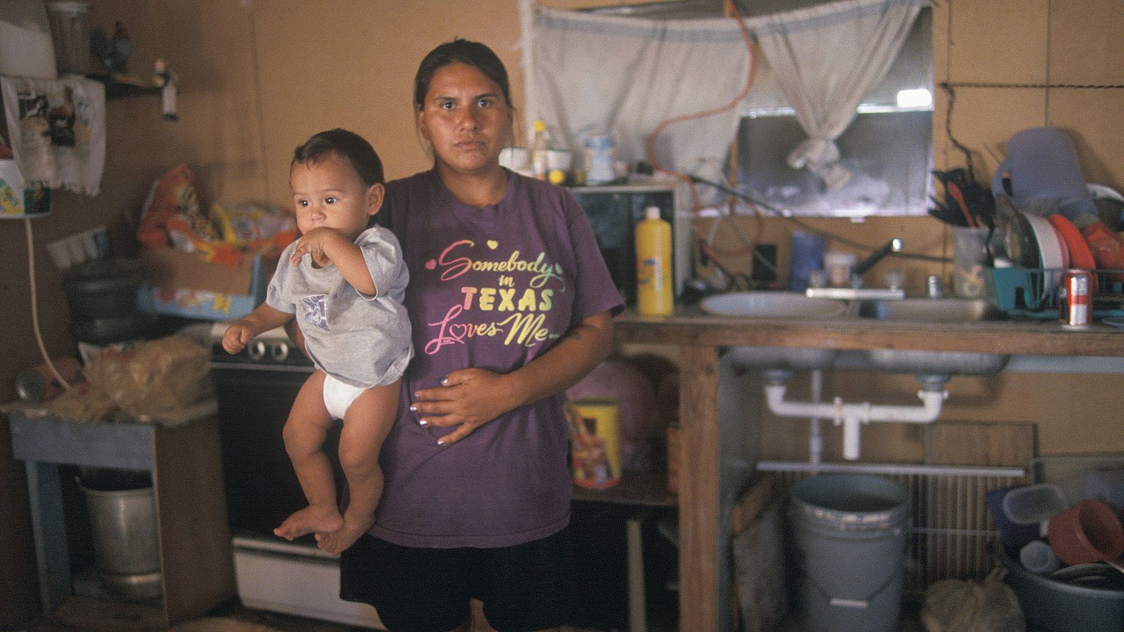 Día Mundial del Refugiado | Madre e hijo en su casa móvil de Texas