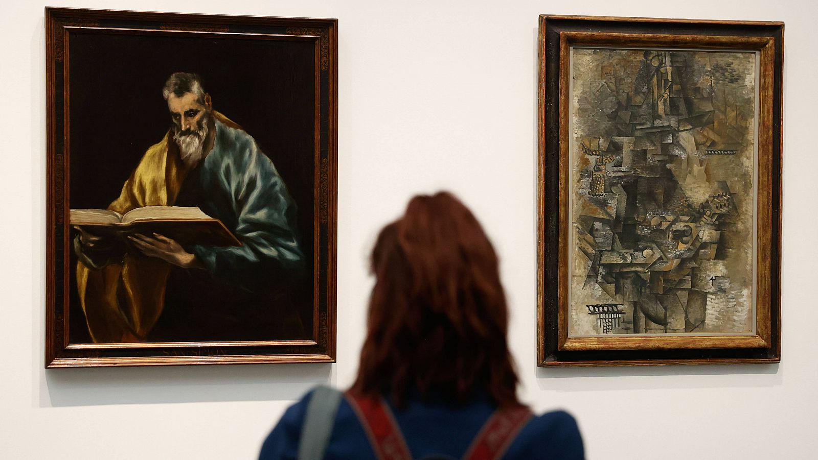 Una visitante observa algunos de los cuadros que se exhiben en la exposición "Picasso, el Greco y el cubismo analítico"