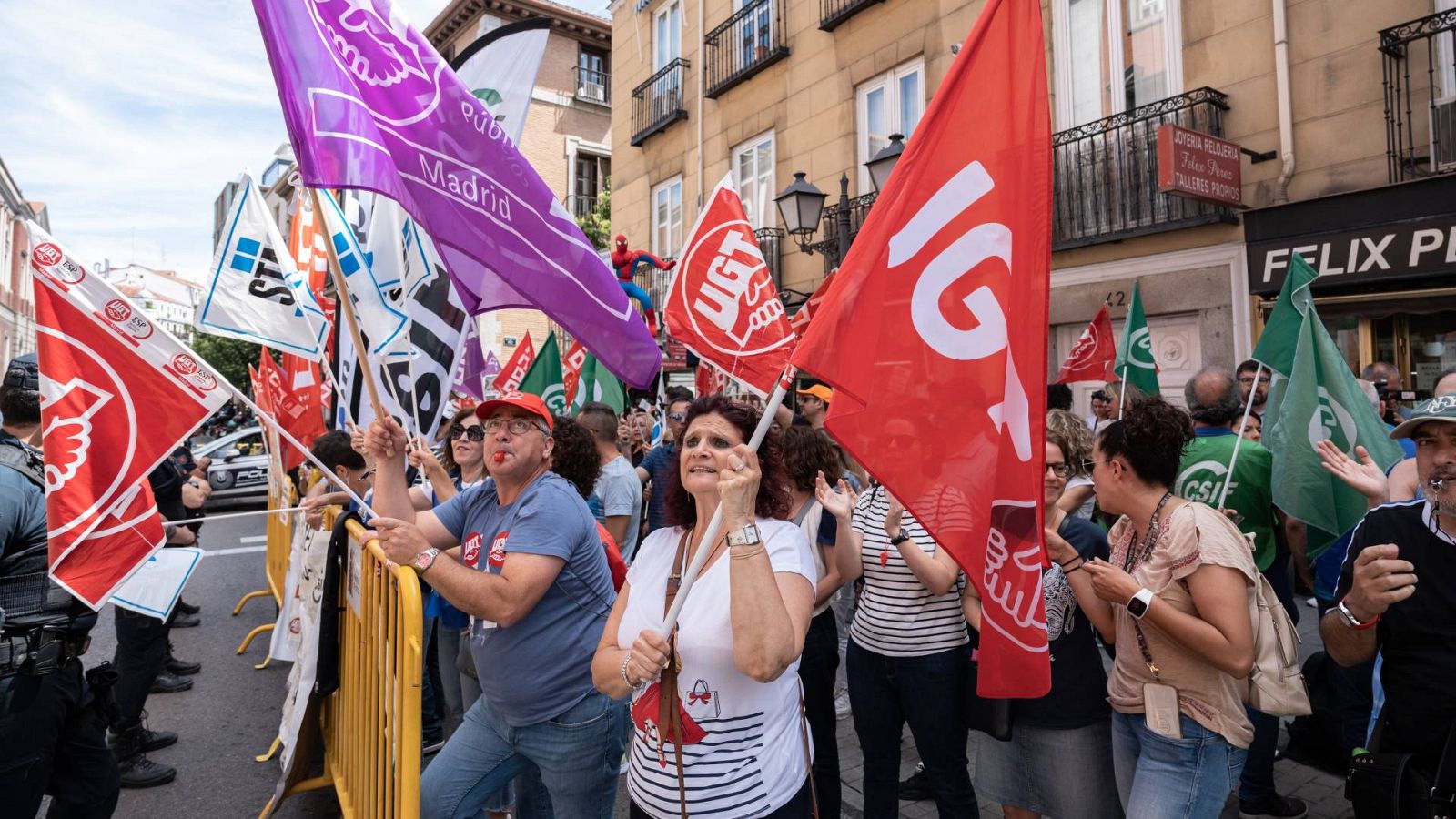Manifestantes portan insignias de sindicatos frente al Ministerio de Justicia