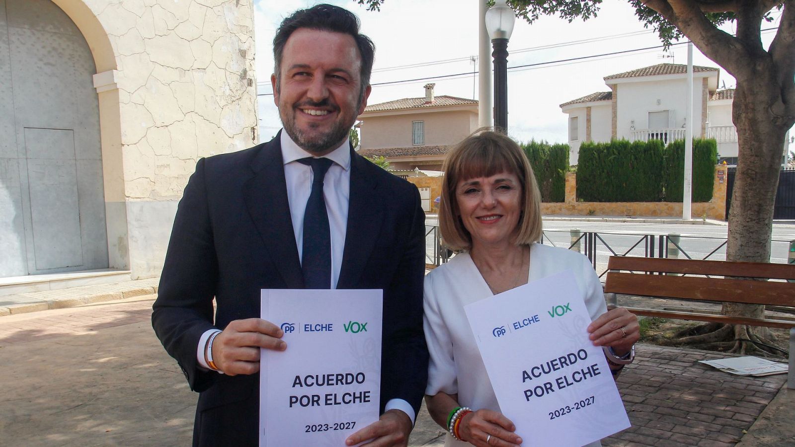 El candidato a la alcaldía del PP, Pablo Ruz, y la cabeza de lista de Vox, Aurora Rodil en Elche.
