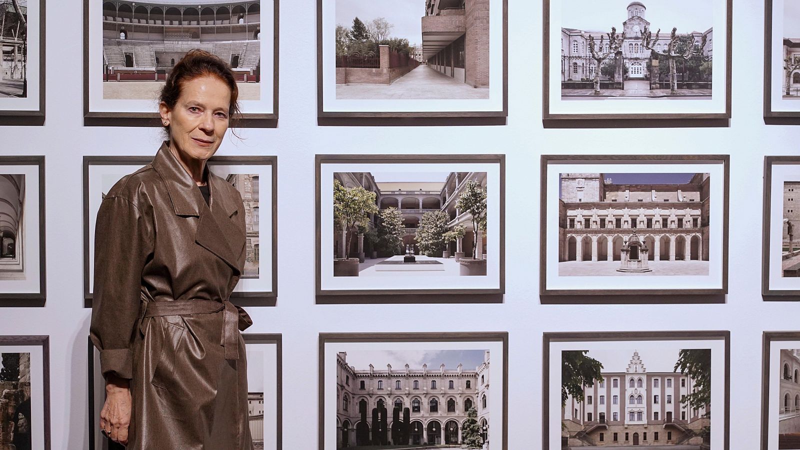 Ana Teresa Ortega posa delante de algunas de la fotografías de la exposición "Cartografías silenciadas"