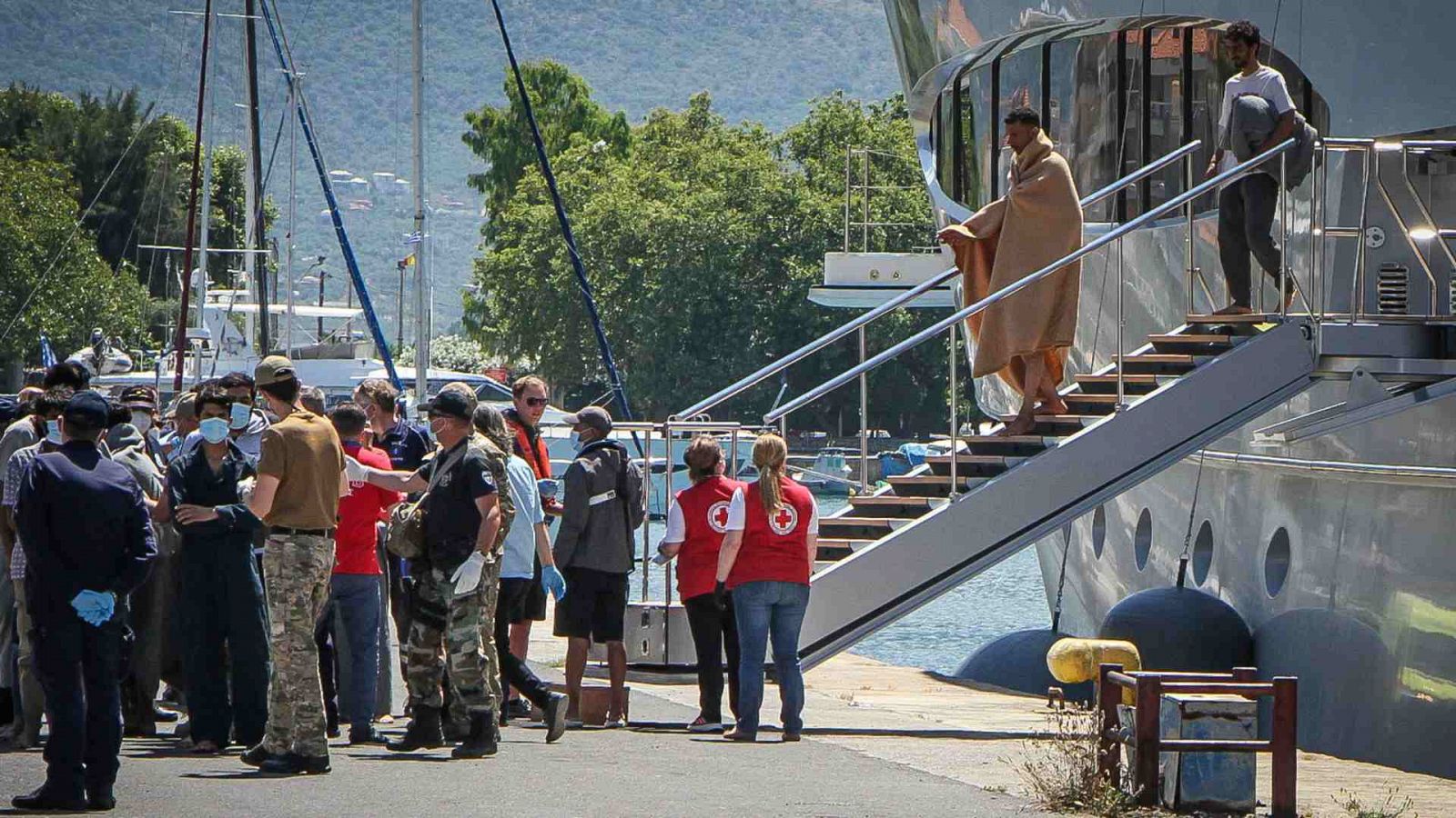 Migrantes de un naufragio frente a las costas de Grecia llegan al puerto de Kalamata.