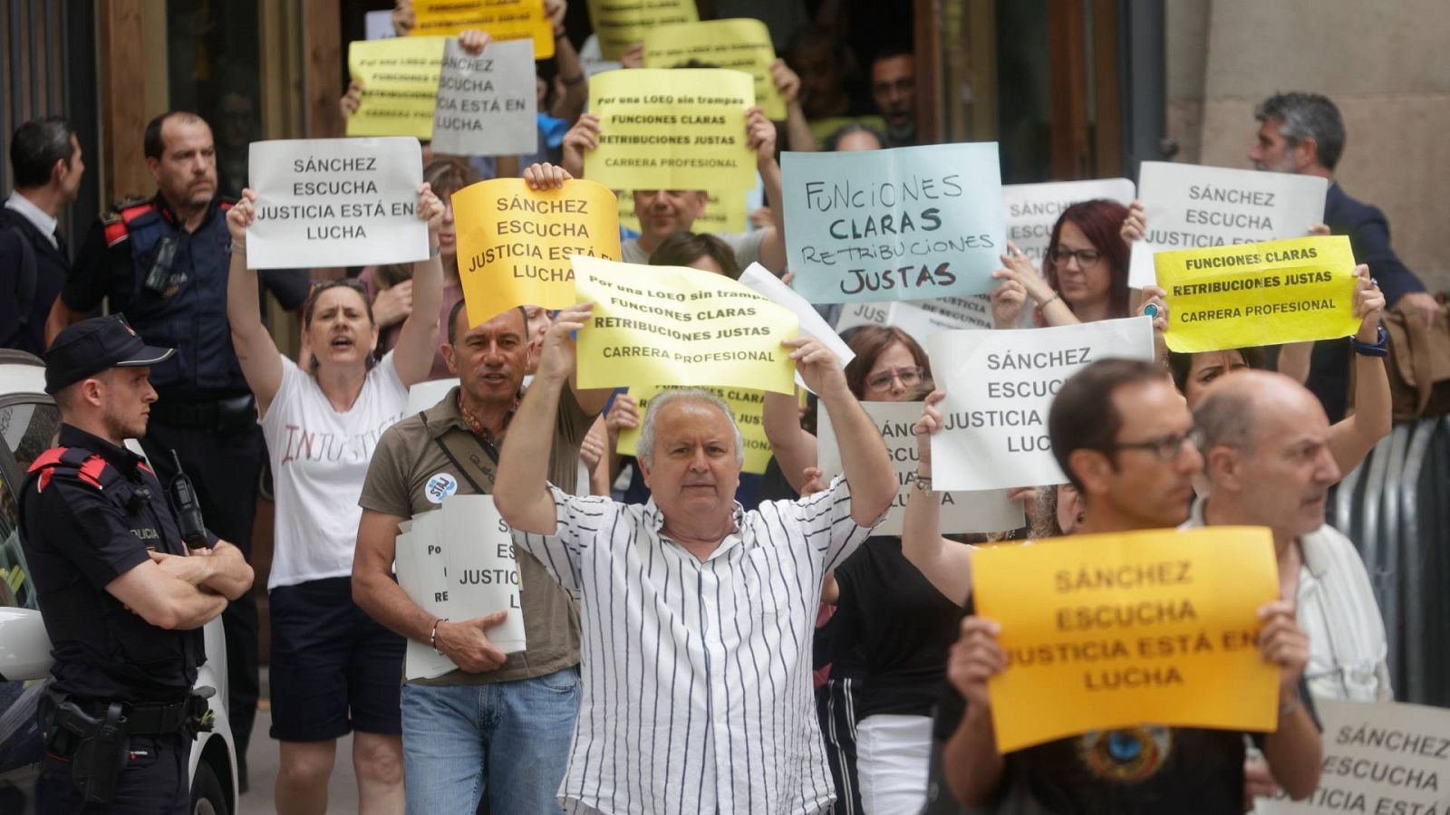 Los funcionarios de Justicia se encierran en sedes de varias ciudades: varios funcinarios de Justicia protestan ante la Audiencia de Barcelona