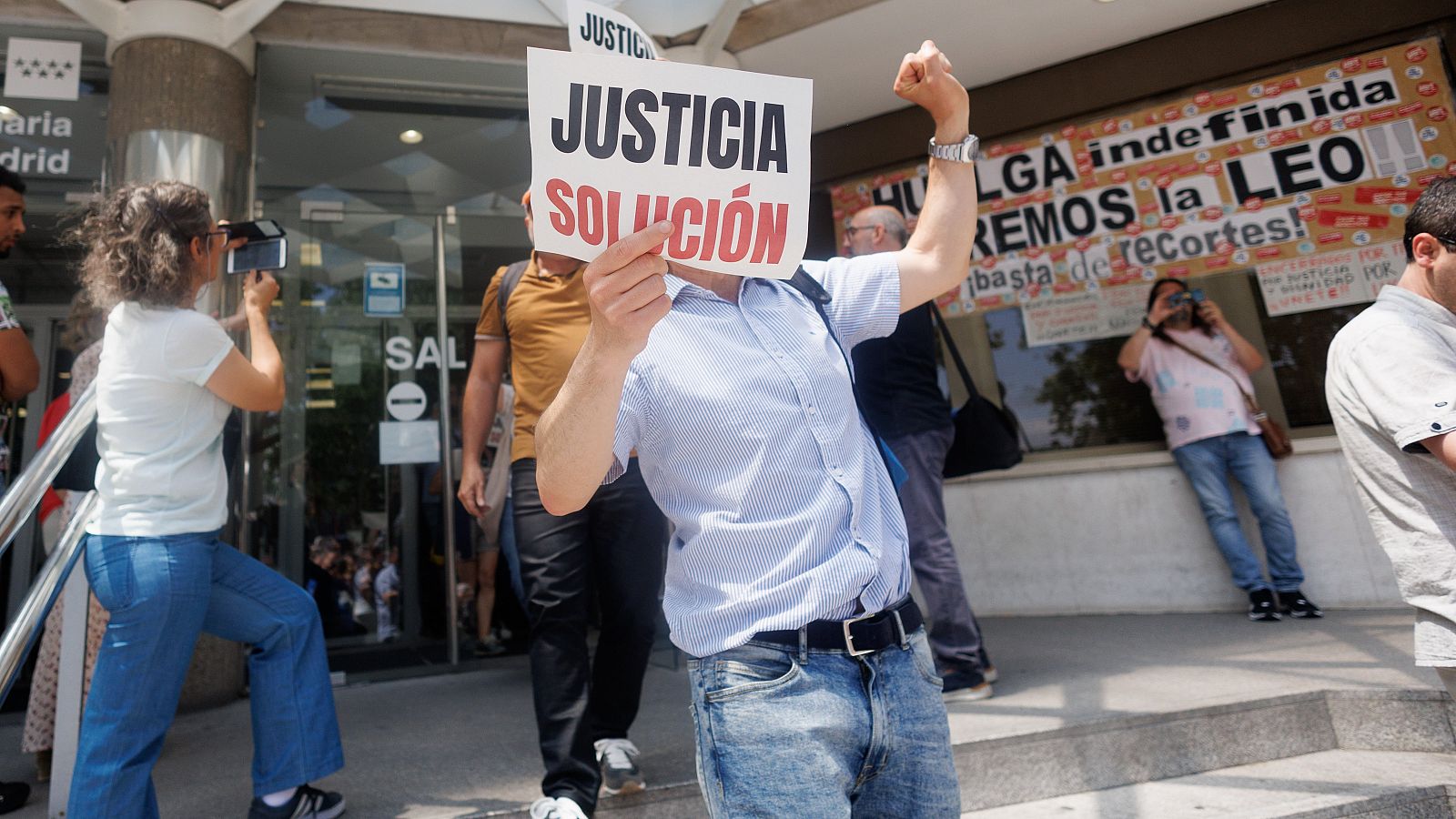 Funcionarios de Justicia protestan a la salida de los juzgados de Plaza de Castilla