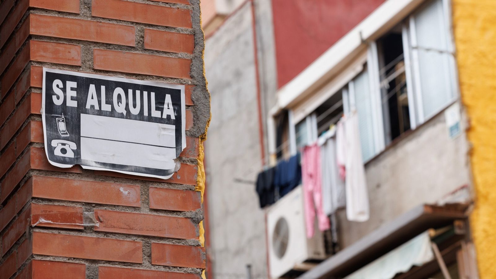 Un cartel de 'Se Alquila' en junio de 2023, en Madrid