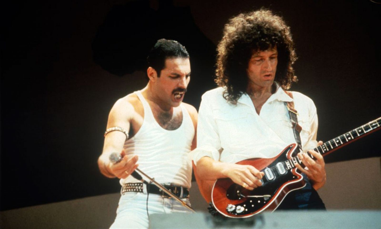 Freddie Mercury y Brian May en el concierto Live Aid de Londres, el 13 de julio de 1985