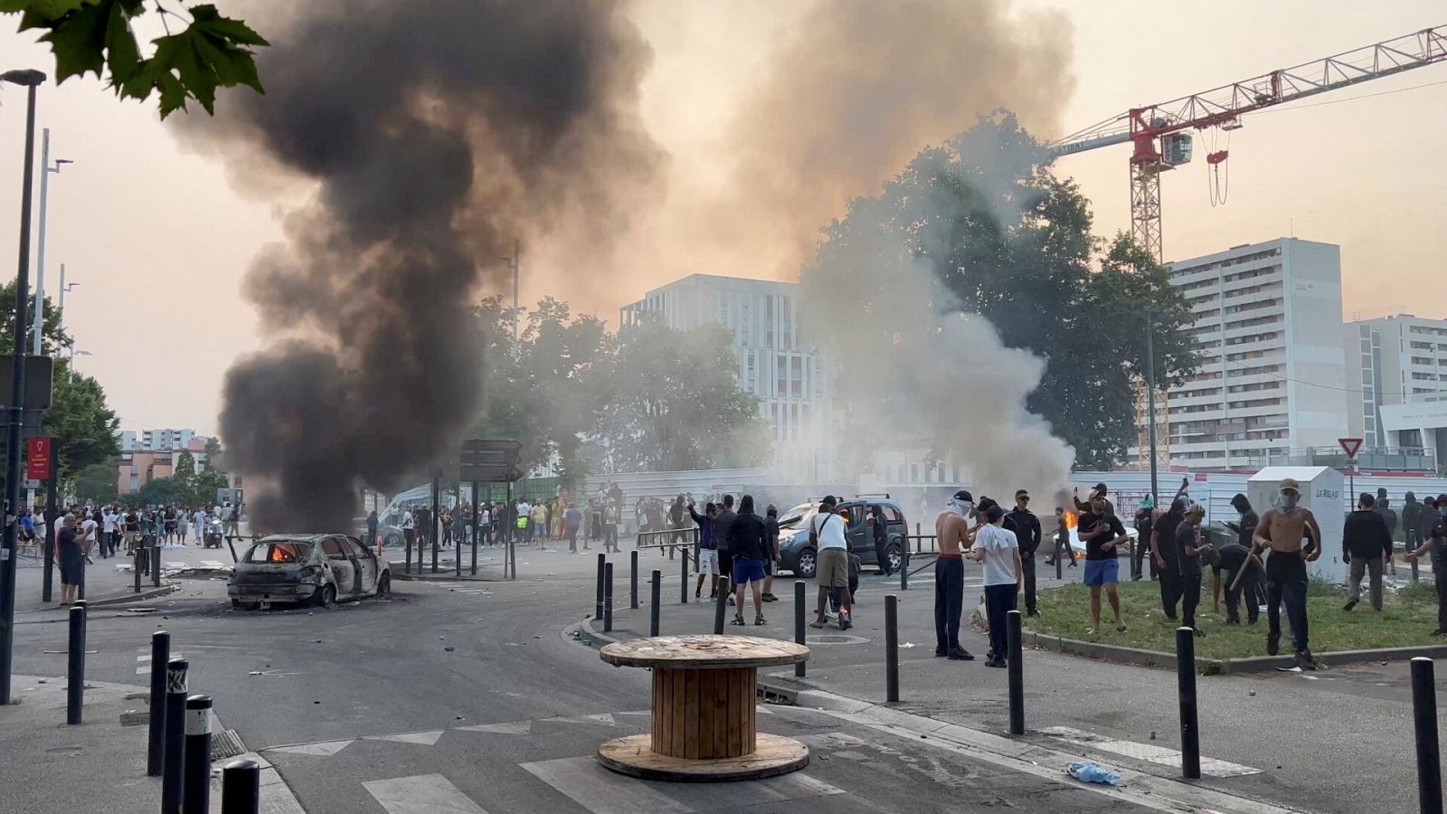 Varias columnas de humo emergen de vechículos tras los disturbios en Toulouse, Francia