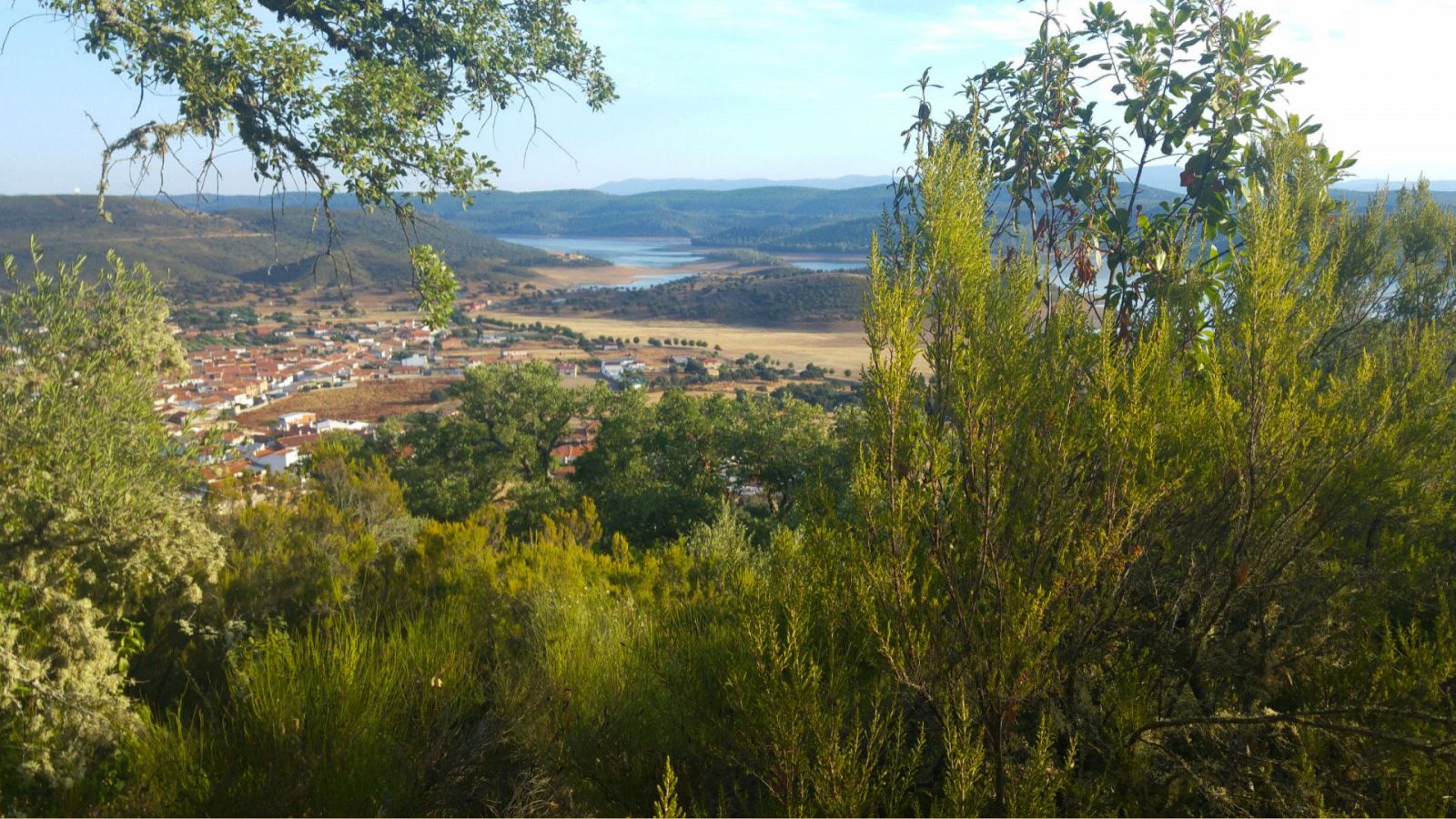 Vista de Helechosa de los Montes y el embalse de Cíjara