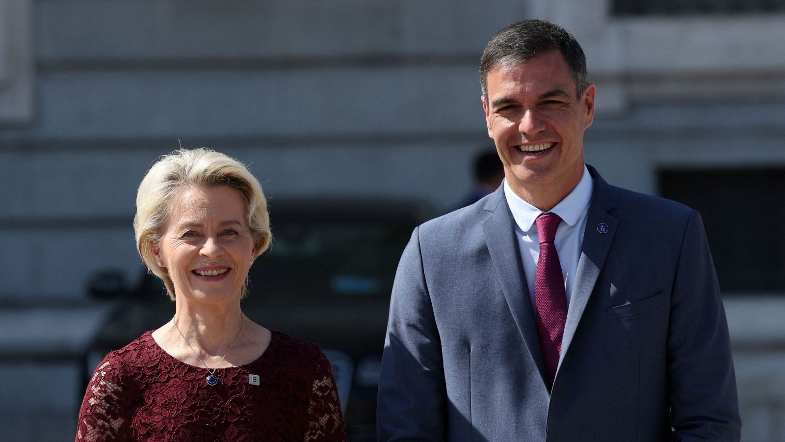 El presidente del Gobierno, Pedro Sánchez, recibe a la presidenta de la Comisión Europea, Ursula von der Leyen, en el Palacio Real de Madrid